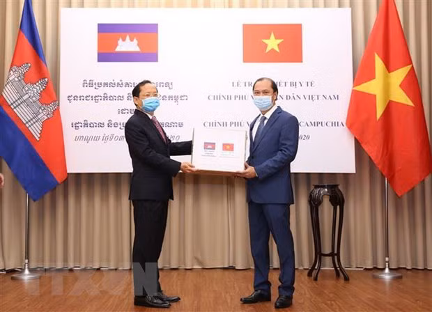 COVID-19: Vietnam presents medical equipment to Laos, Cambodia ảnh 2