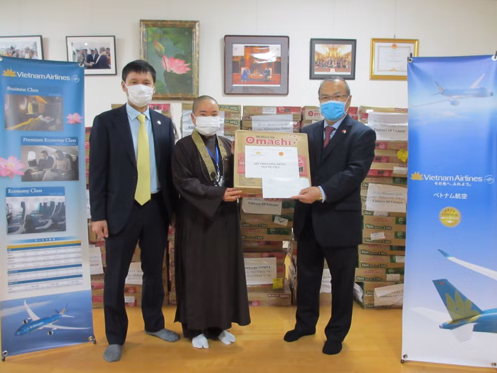 Embassy in Japan supporting Vietnamese citizens affected by COVID-19 ảnh 1