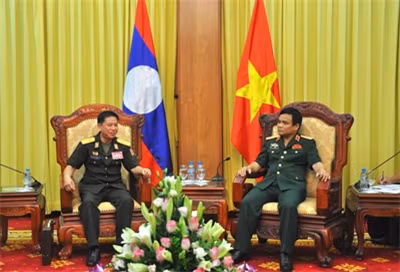 Vietnam, Laos tank-artillery forces boost training cooperation ảnh 1