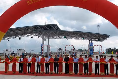 Deputy PM launches Hanoi-Hai Phong expressway section ảnh 1