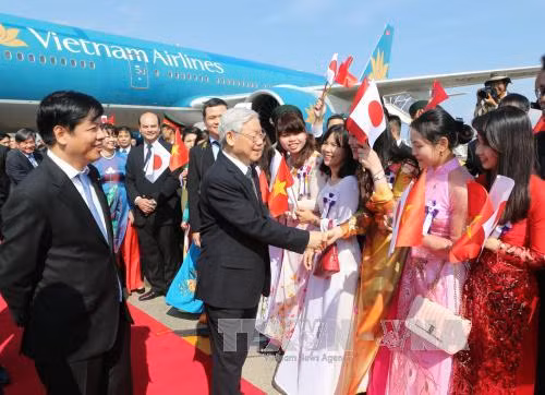 Party General Secretary Nguyen Phu Trong arrives in Tokyo ảnh 1