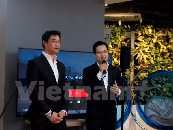 WEF leader joins in exchange with young Vietnamese ảnh 1