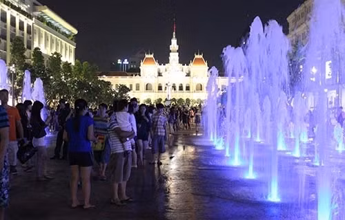 Free performances on Pedestrian Street attract thousands ảnh 1