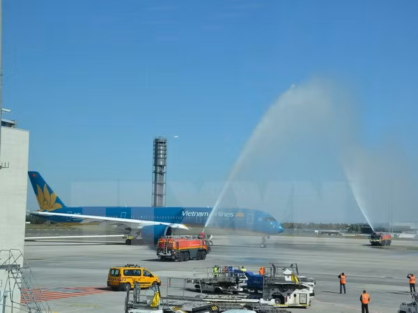 Vietnam Airlines’s Airbus A350 used on HCM City-Shanghai route ảnh 1
