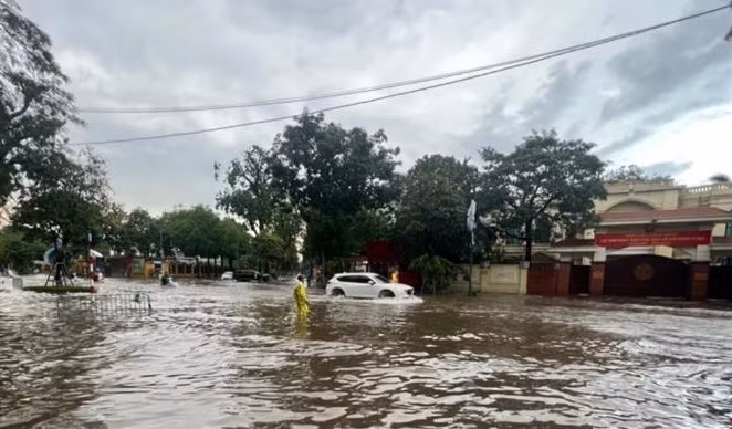 After record rainfall, Hanoi to face more downpours, hail ảnh 1