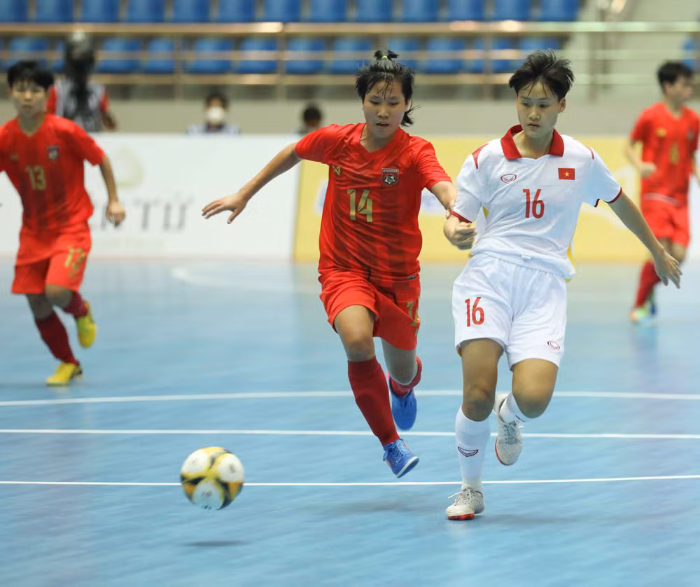 SEA Games 31: Emphatic win for Vietnam at first match in women’s futsal ảnh 1