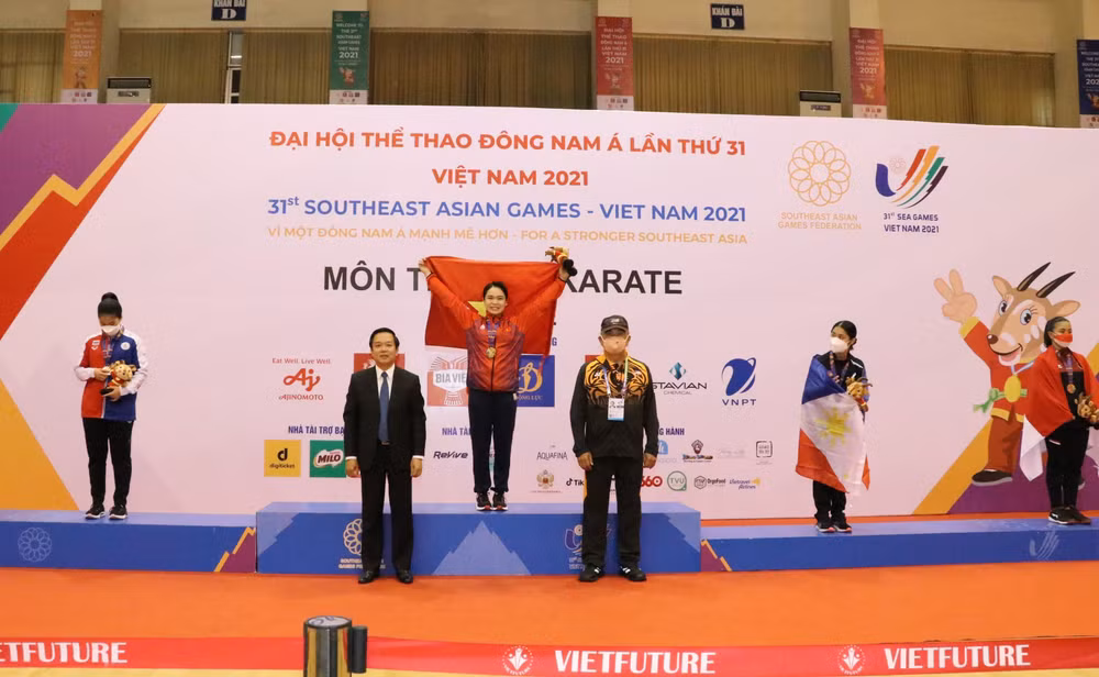 SEA Games 31: Vietnam grabs two gold medals in Karate ảnh 1