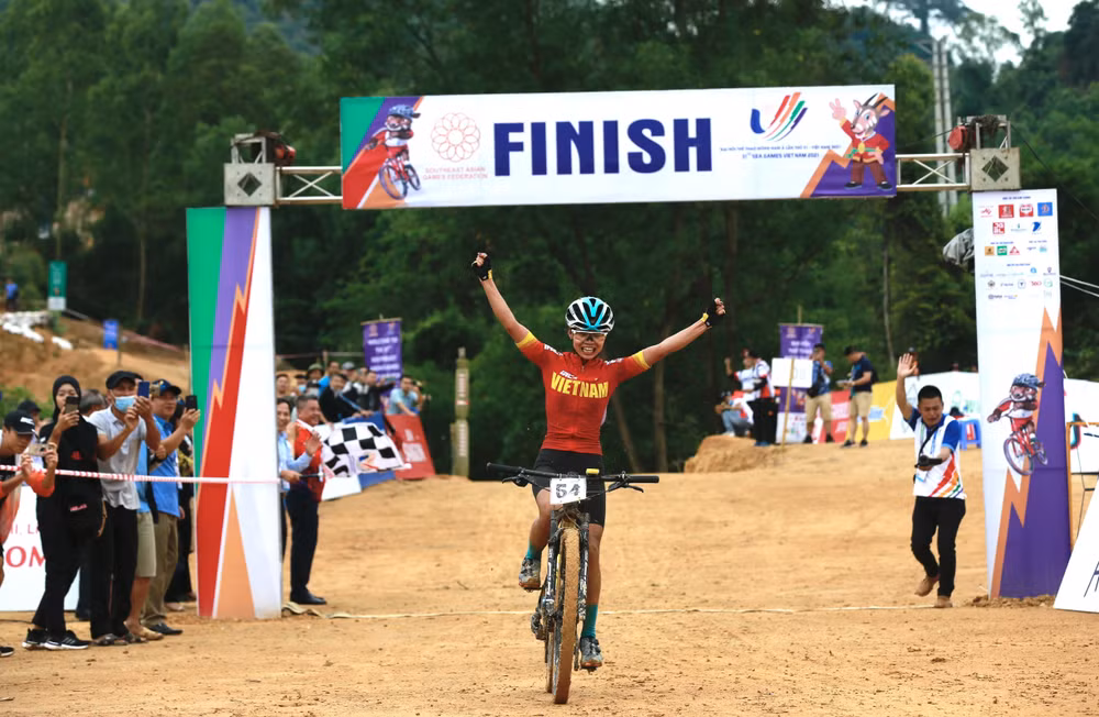 Cyclist Quynh successfully defends SEA Games cross country title ảnh 2