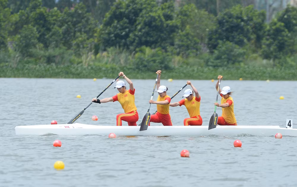 Vietnam wins two more SEA Games 31 golds in canoeing ảnh 1