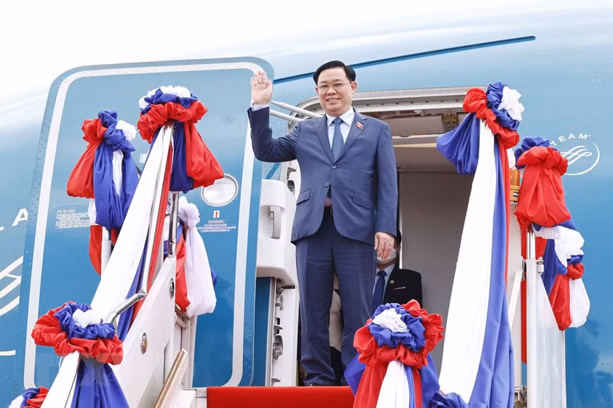 NA Chairman arrives in Vientiane, beginning official visit to Laos ảnh 1