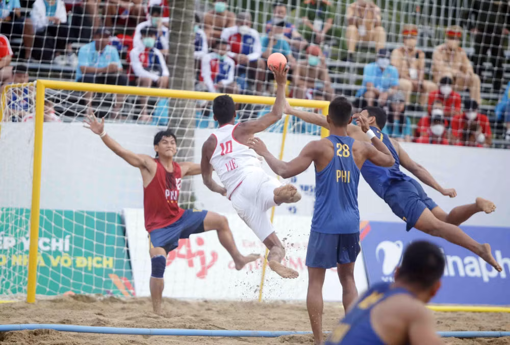 SEA Games 31: Vietnam clinch second win in men’s beach handball ảnh 1