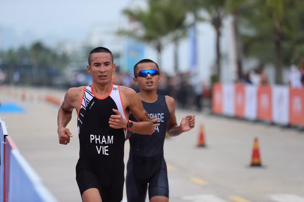 SEA Games 31: Vietnam bags first gold medal in Duathlon ảnh 1