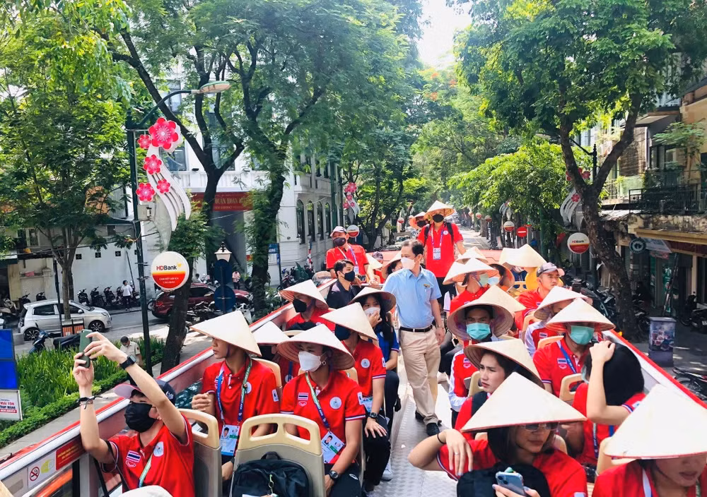 SEA Games 31: Thai sporting delegation enjoys double-decker bus tour in Hanoi ảnh 1
