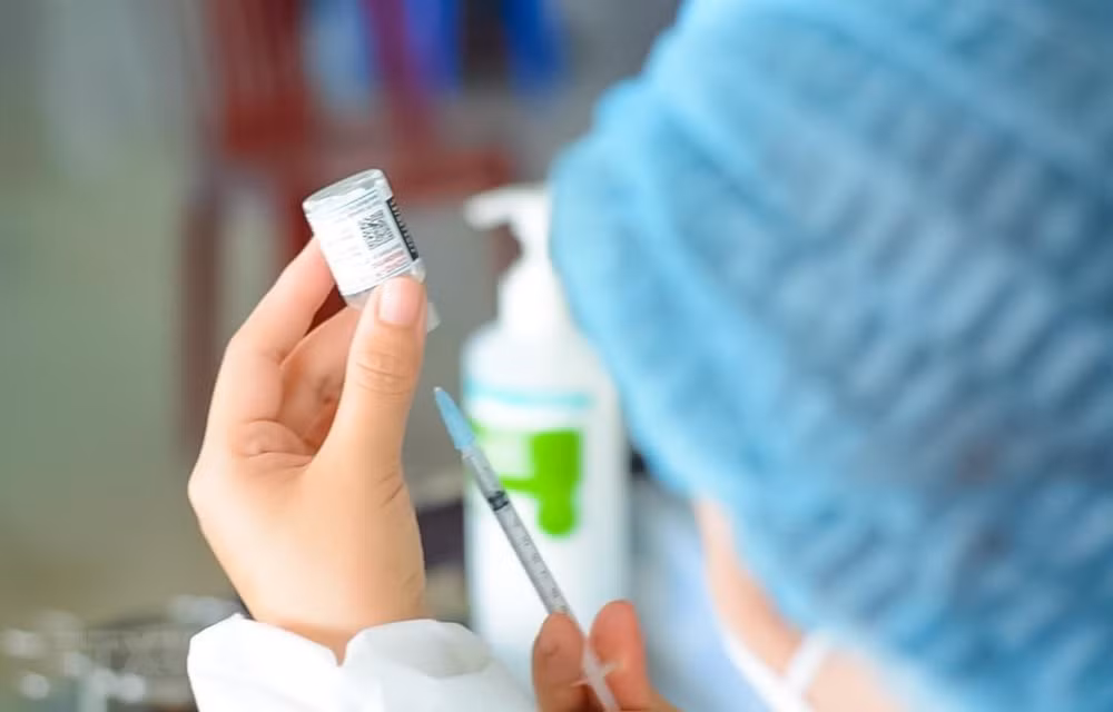 Vietnam reports 3,819 new COVID-19 cases on May 6 ảnh 1
