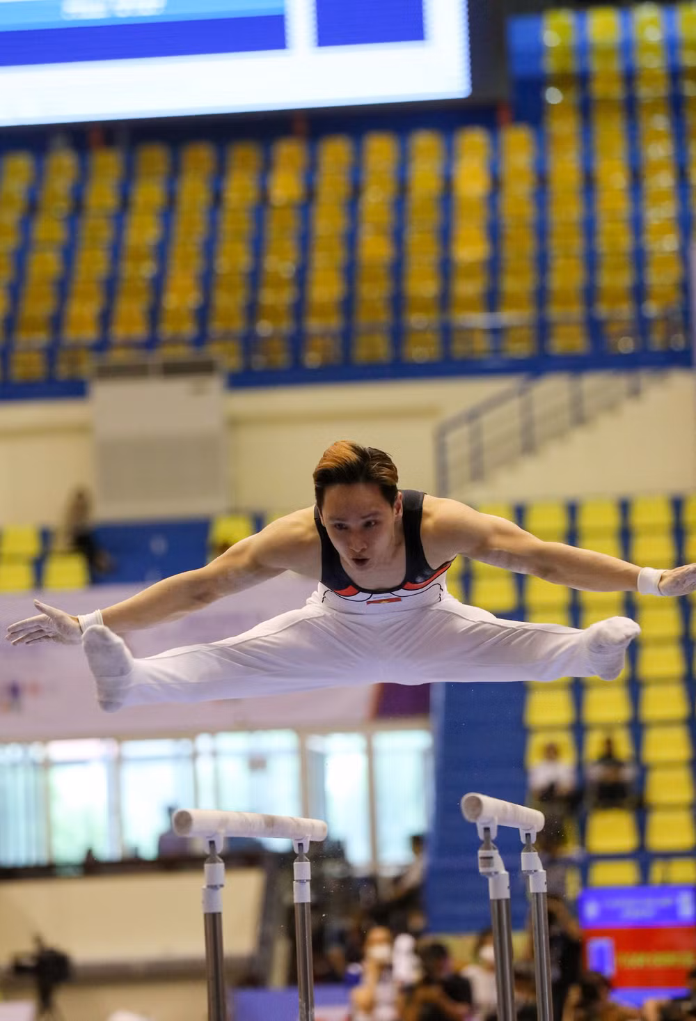 SEA Games 31: Gymnast Dinh Phuong Thanh wins two gold medals ảnh 1