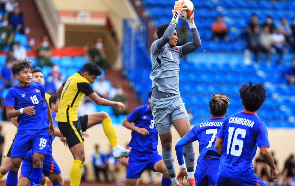 SEA Games 31: Foreign reporters impressed with football fans in Nam Dinh ảnh 1