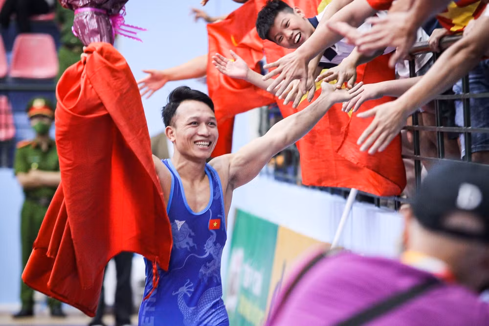SEA Games 31: Vietnamese wrestling team end last competition day with five more golds ảnh 1