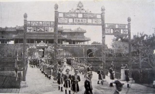 Temple of Literature displays photos of Tet during Nguyen Dynasty ảnh 1