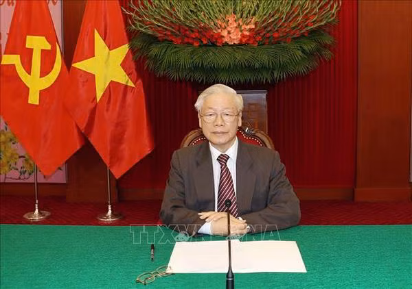 Top leader holds phone talks with United Russia party Chairman ảnh 1
