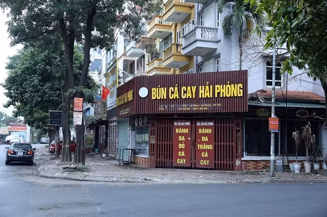 Hanoi orders closure of streetside stalls, religious sites ảnh 1