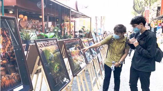HCM City exhibition marks 91st anniversary of Party ảnh 1