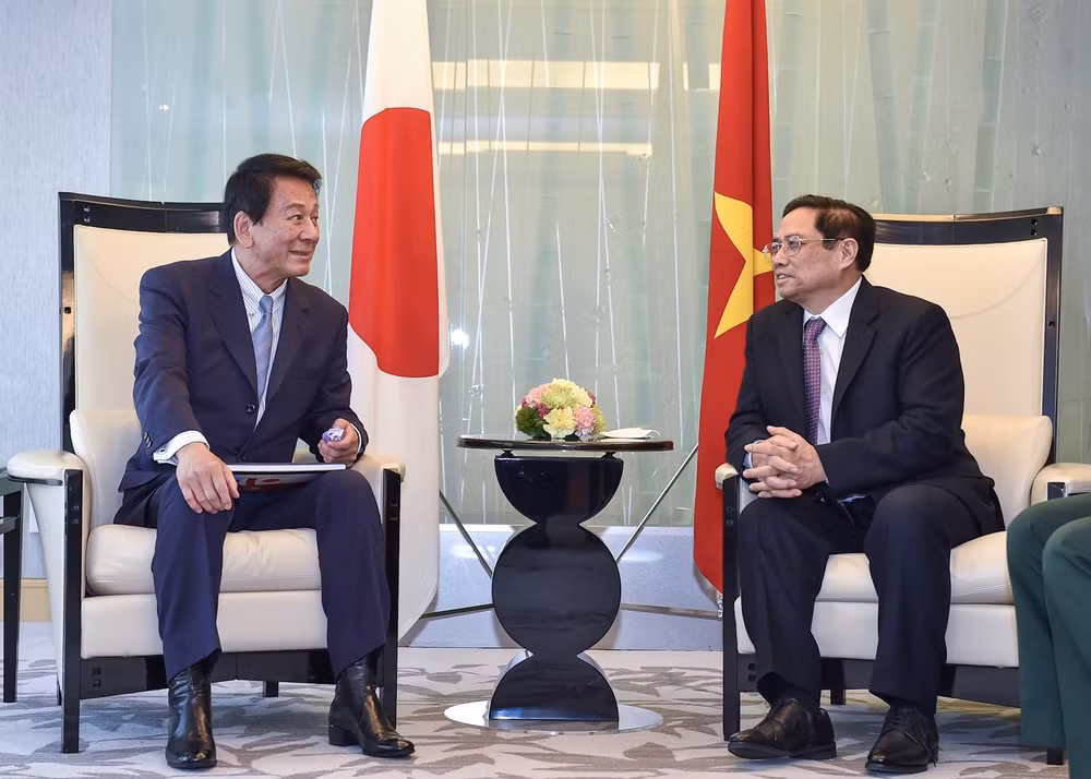 Vietnamese PM receives former PM of Japan ảnh 2