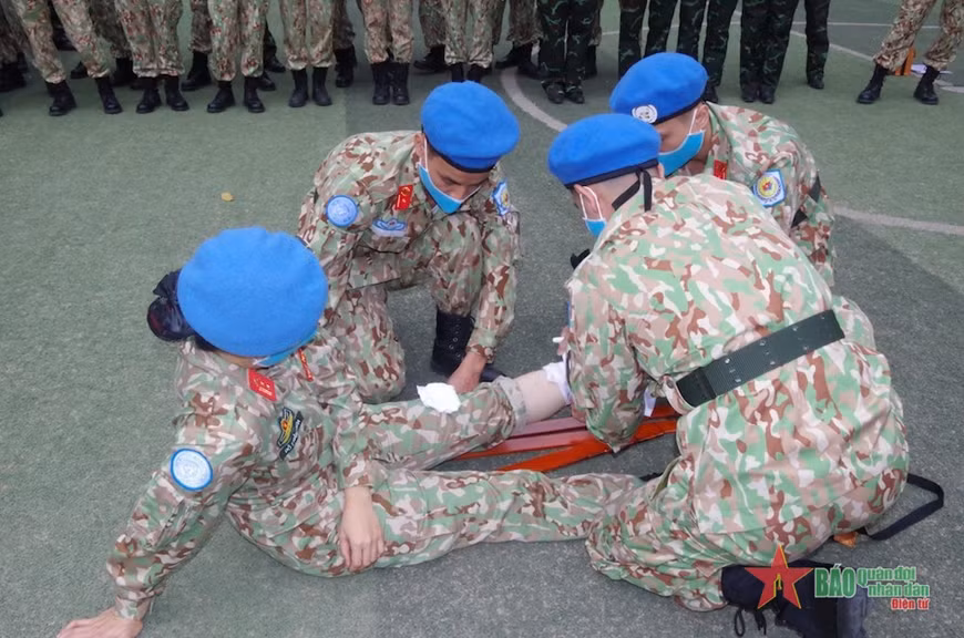 Additional training for level-2 field hospital No.4 opens ảnh 2