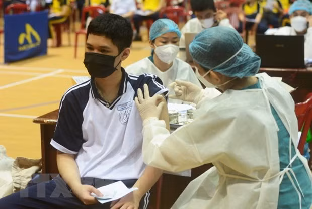 Hanoi's high school students may return to school next month ảnh 1