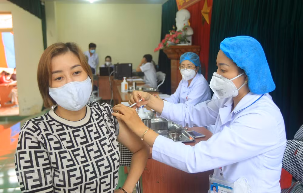 COVID-19: New cases on November 6 top 7,491 ảnh 1
