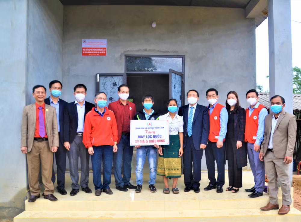 Flood resistant houses handed over to residents in central province ảnh 1