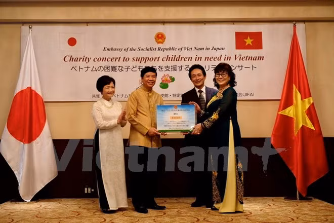 Charity concert honours support for Ha Tinh children ảnh 1