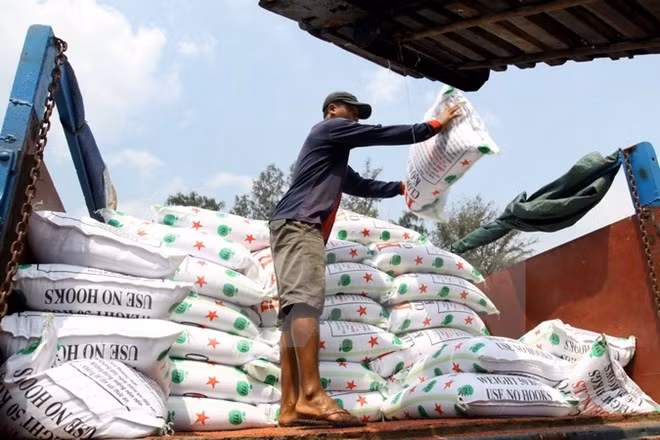 Vietnam runs trade deficit of 2.7 billion USD in five months ảnh 1