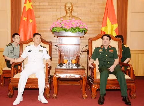 Army top official receives Chinese naval commissar ảnh 1