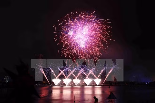 Da Nang shines on fireworks festival’s opening night ảnh 1