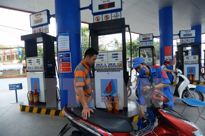 State budget faces deficit as fuel import tax cut down ảnh 1