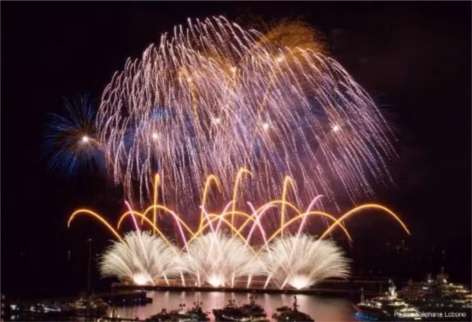 Spectacular light feast at Da Nang int’l fireworks festival ảnh 1