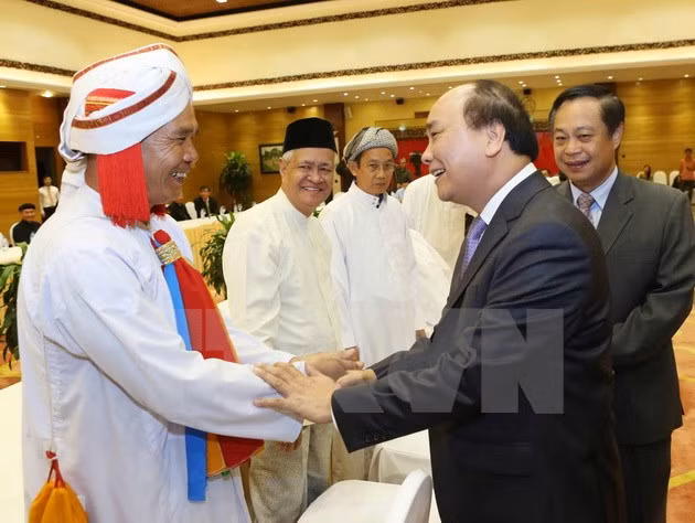 Deputy PM meets religious clergies on National Day occasion ảnh 1