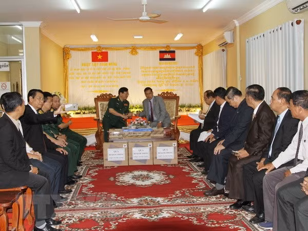 Vietnam presents gifts to Cambodia’s solidarity front ảnh 1