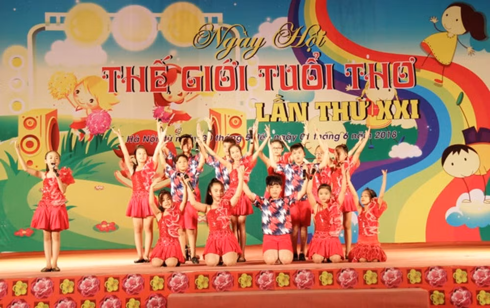 Uncle Ho’s love for children expressed in photos ảnh 1