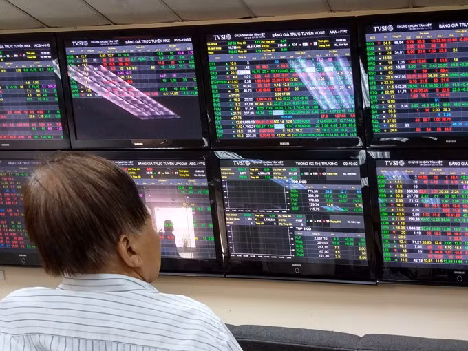 Large-cap, oil & gas stocks boost VN-Index ảnh 1