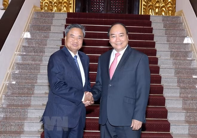 Prime Minister pledges more support in training to Laos ảnh 1