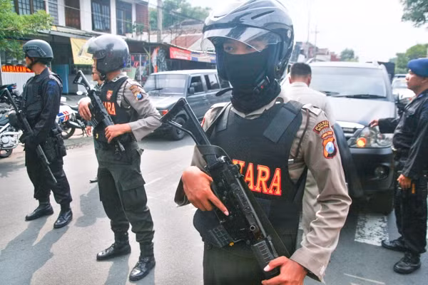 Indonesian police arrest dozens of alleged terrorists ảnh 1