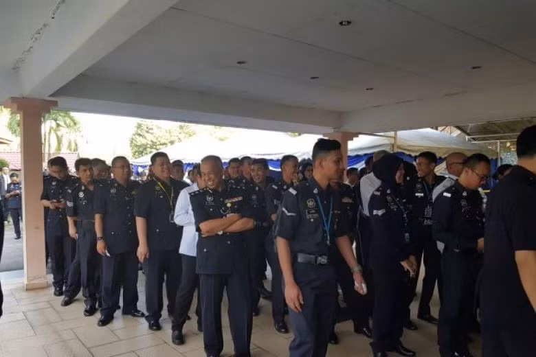Malaysia election: Police, armed forces cast ballots early ảnh 1