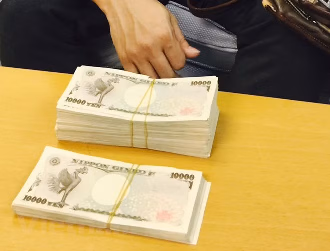 Illegal money transport detected at Tan Son Nhat airport ảnh 1