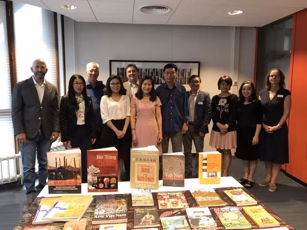 Books on Vietnam handed over to Netherlands’ Leiden University ảnh 1