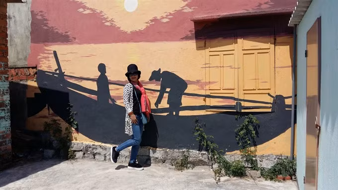 Korean artists resumes mural project in fishing commune ảnh 1