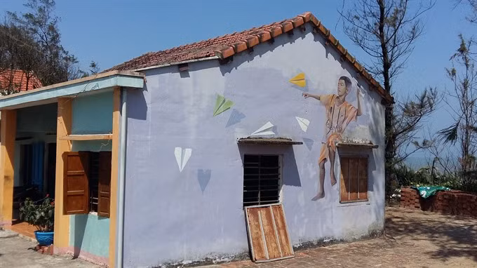 Korean artists resumes mural project in fishing commune ảnh 3