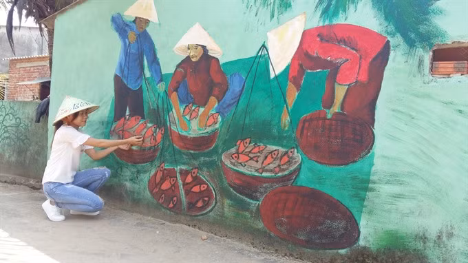 Korean artists resumes mural project in fishing commune ảnh 2