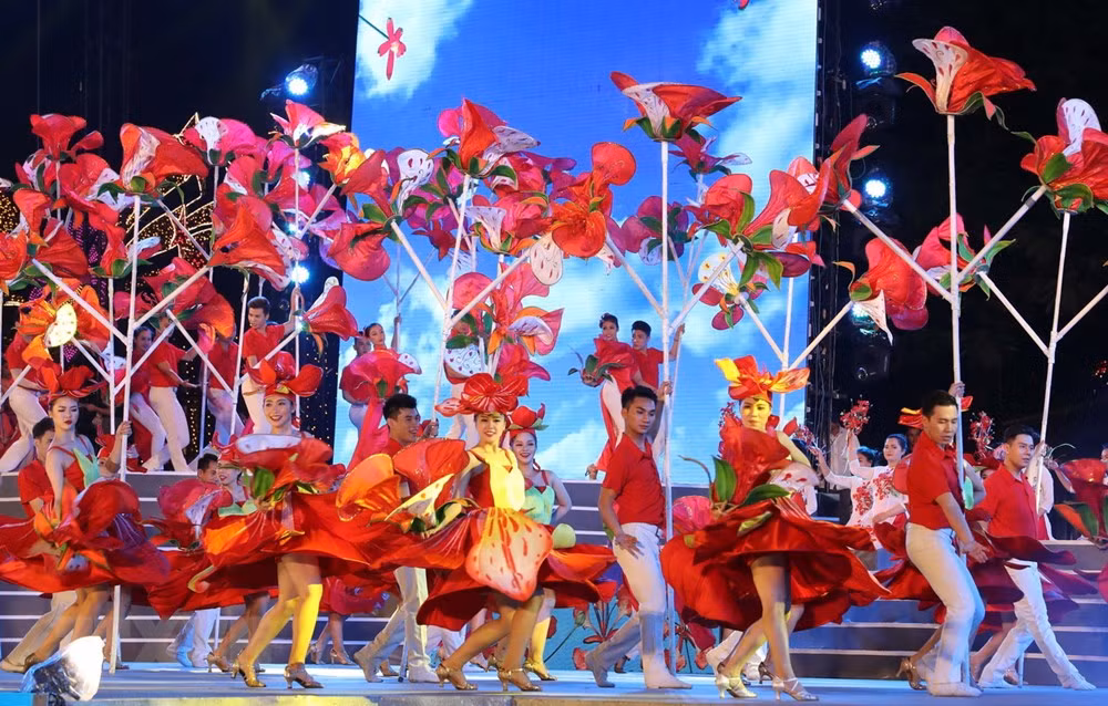 Red Flamboyant Flower Festival kicks off in Hai Phong ảnh 2 Red Flamboyant Flower Festival kicks off in Hai Phong ảnh 2