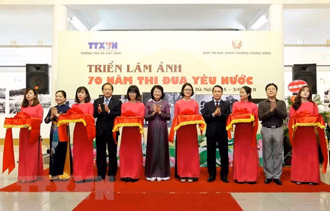 Photos recalling 70 years of patriotic movements on display ảnh 1